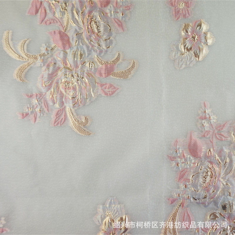 Tissu jacquard organza pivoine phénix : fil doré élégant (57 po L)