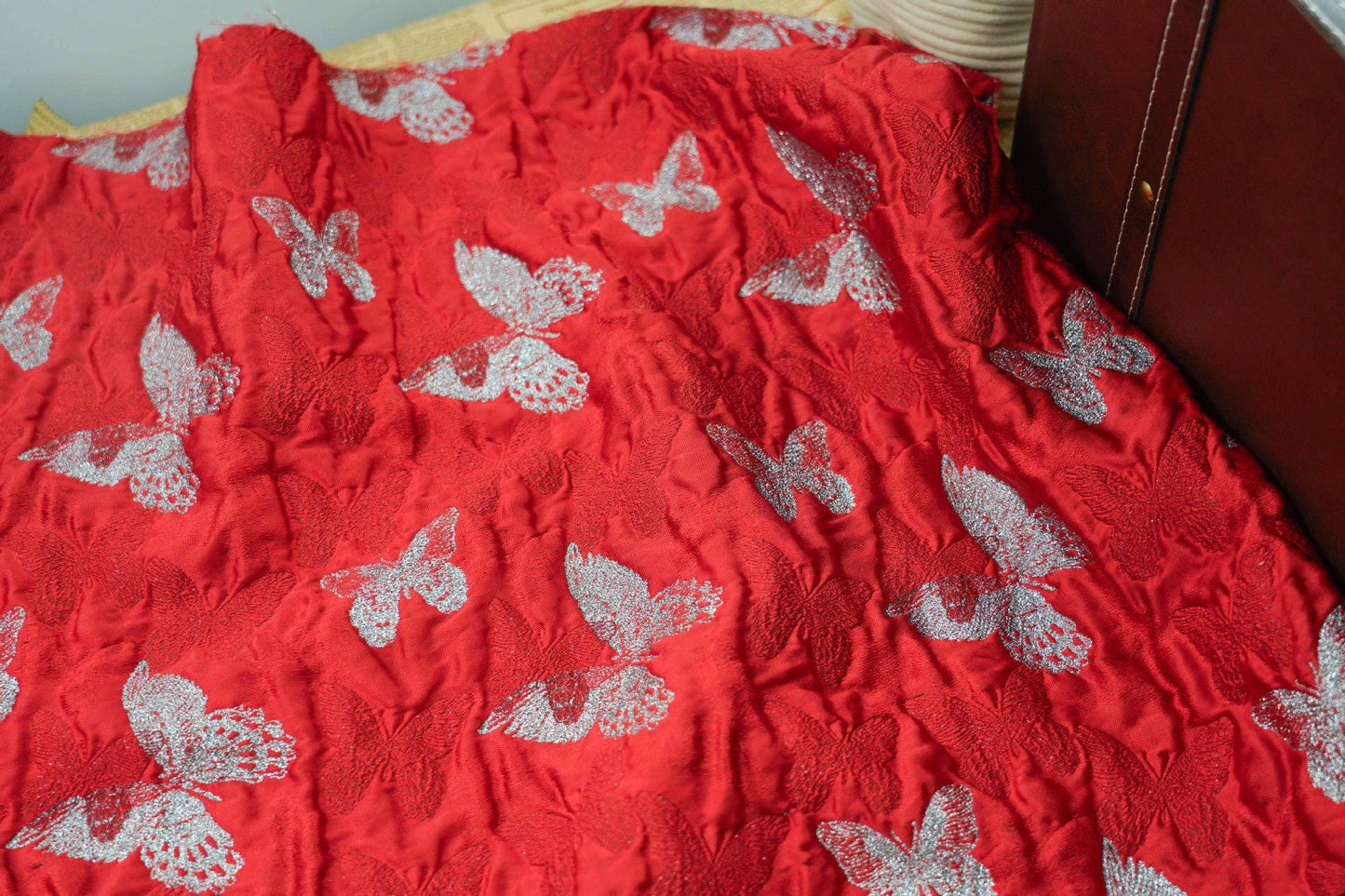 Tissu jacquard rouge à motifs papillons : 117 cm de large, tissu d'ameublement et de costumes