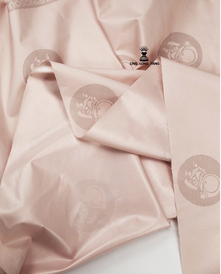 Tissu imprimé astronaute lumineux : polyester imperméable pour la couture, 145 cm de large