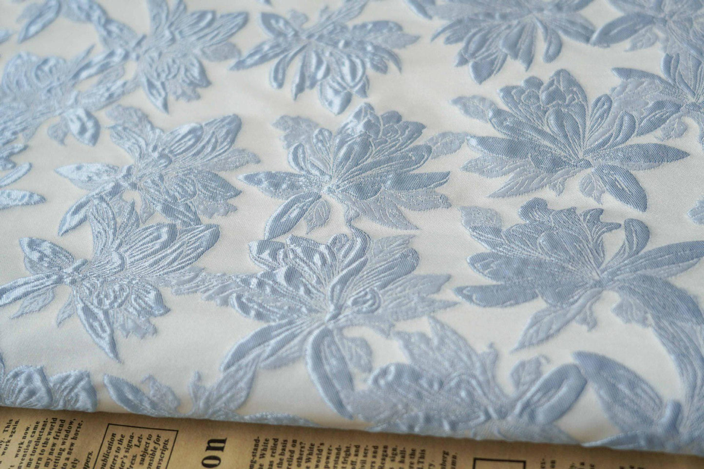 Tissu jacquard fleuri bleu clair : style vintage 3D, 160 cm de large