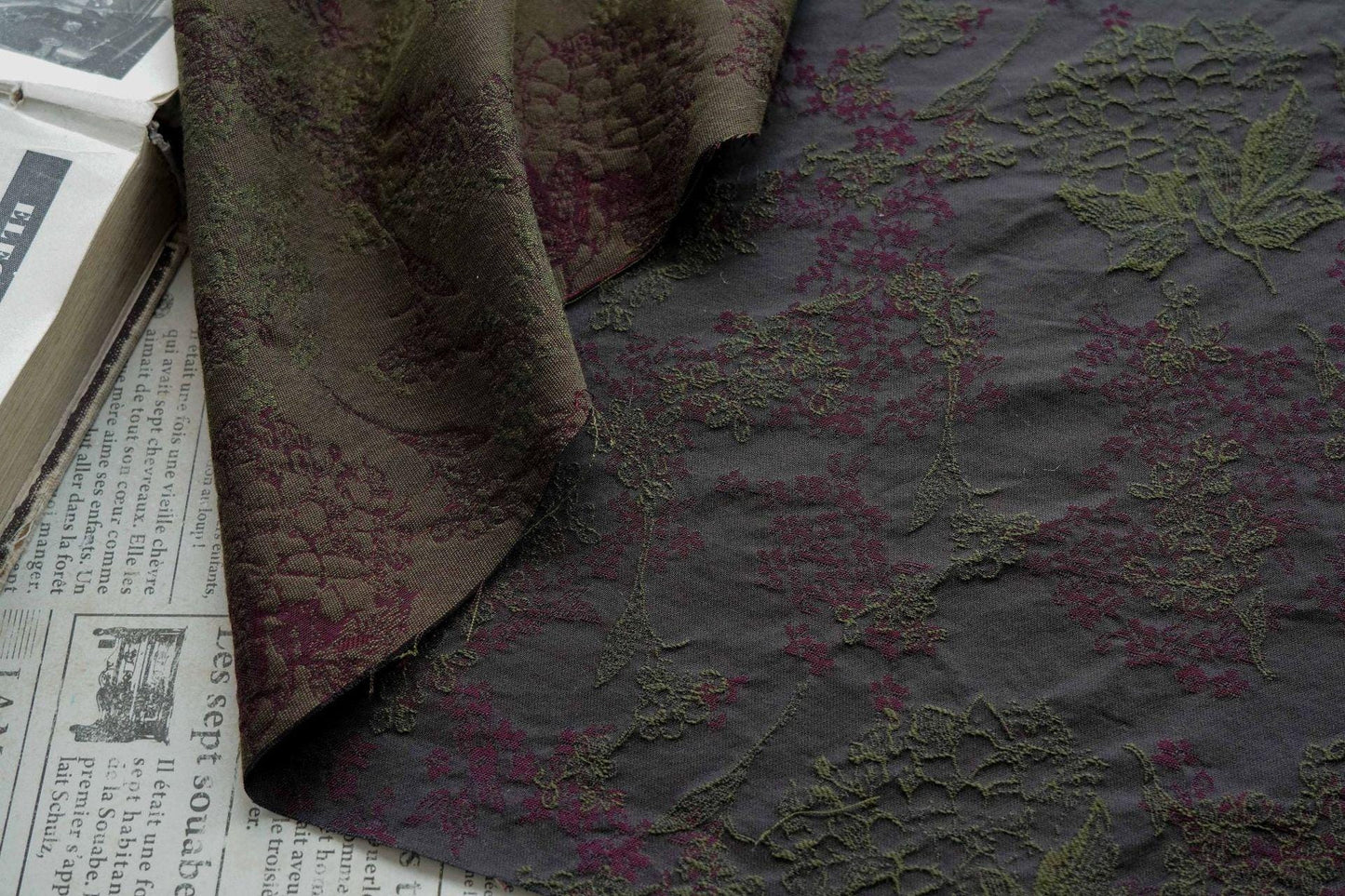 Tissu jacquard floral noir vintage : matière tissée rétro en relief, 145 cm de large