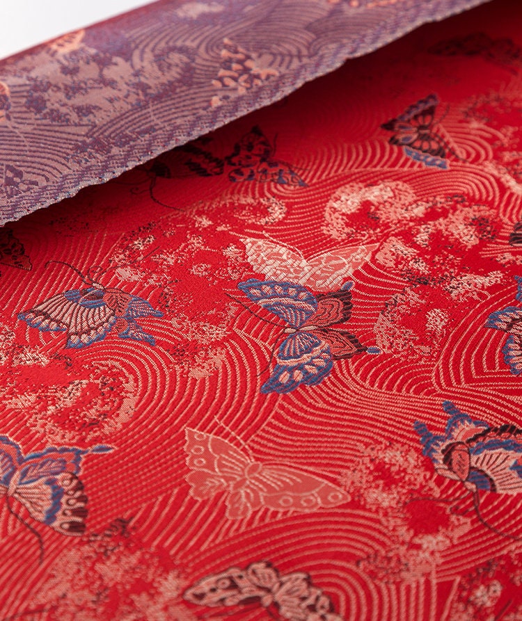Brocart de soie rouge de Chine : Jacquard à motifs floraux et papillons
