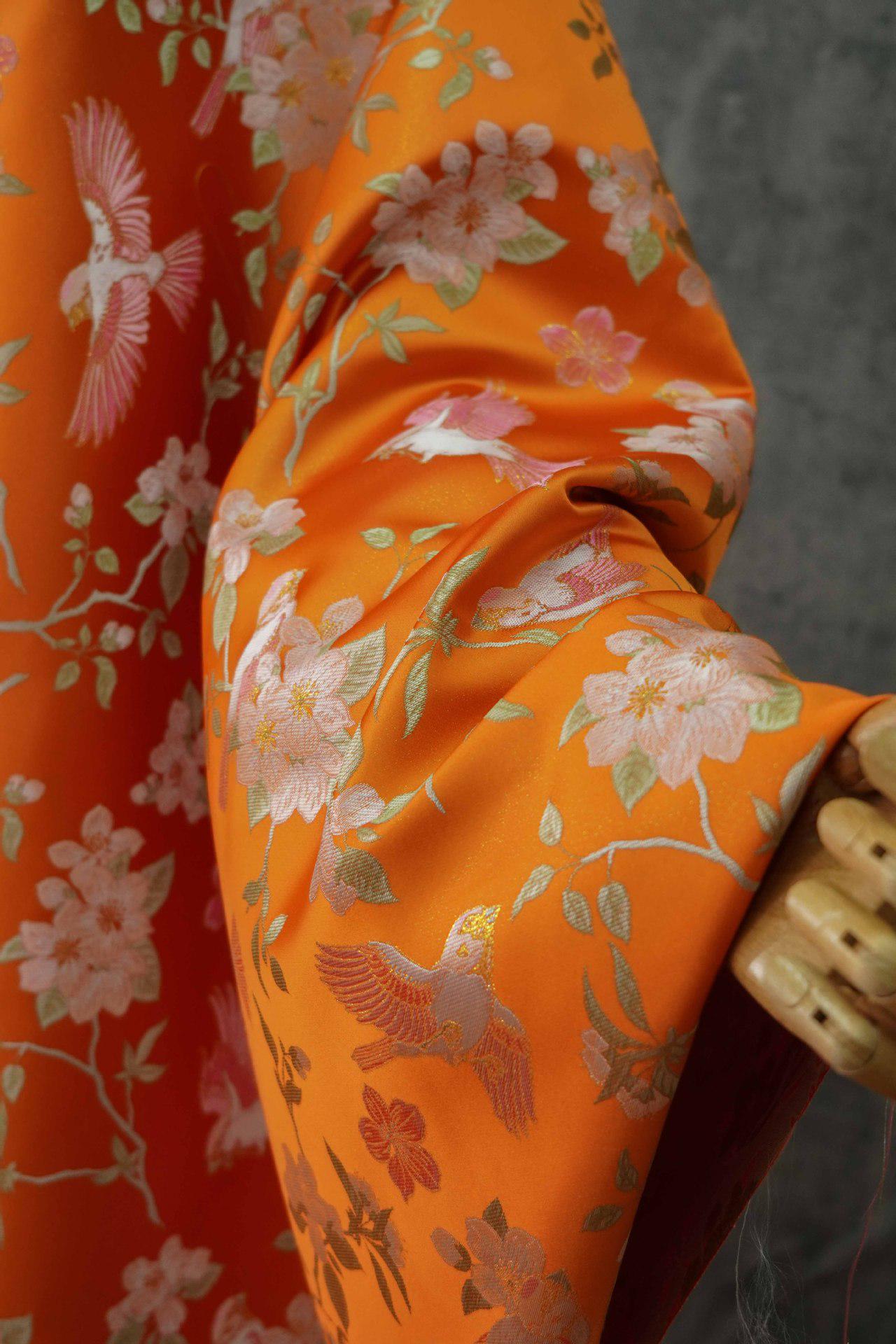 Tissu jacquard à fil doré : texture cloisonnée florale 3D avec oiseaux