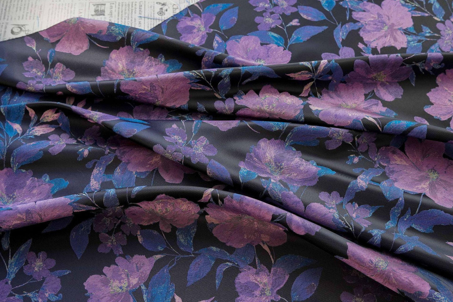 Tissu noir style vintage à motif floral violet tissé, largeur 57 pouces
