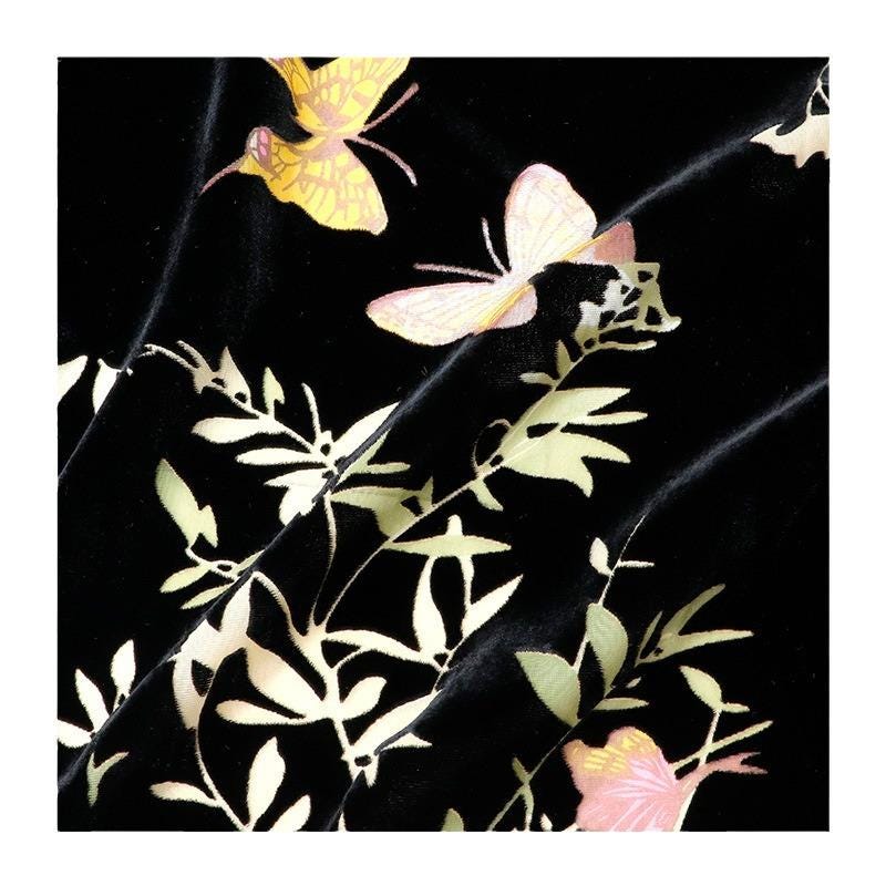 Tissu velours noir à imprimé papillons : mélange de rayonne de 140 cm de large