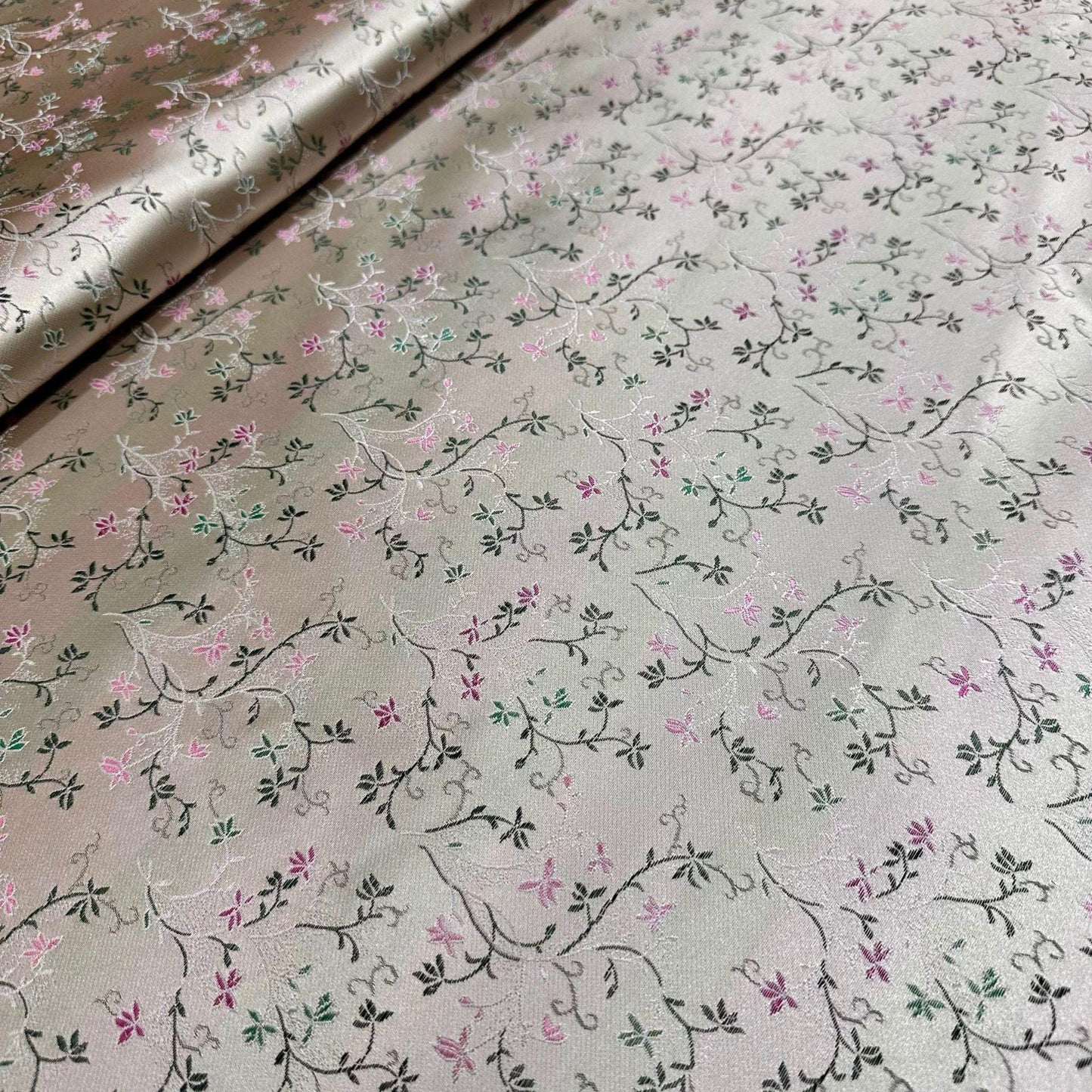 Tissu brocart à motifs floraux : Jacquard or pâle, tissu pour cheongsam qipao