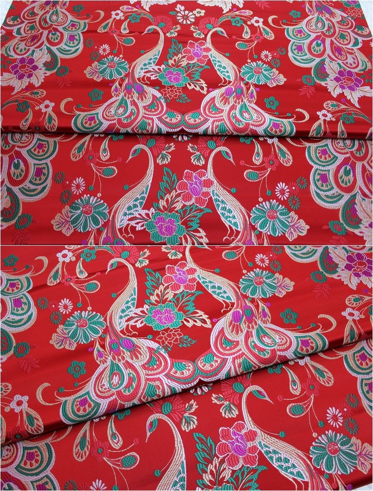 Tissu brocart paon rouge : mélange de soie chinoise et de rayonne, pour l’ameublement et la couture, vendu au mètre.
