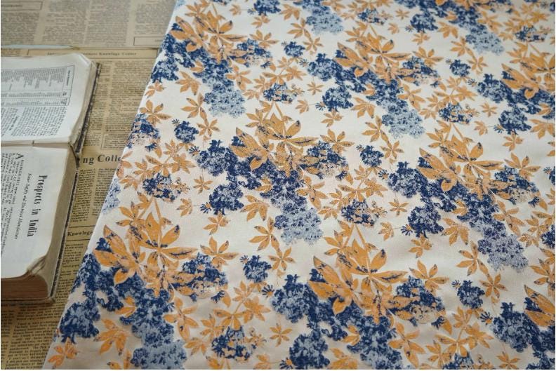 Tissu jacquard à motif floral : style peinture à l’huile, bleu et or, 150 cm de large