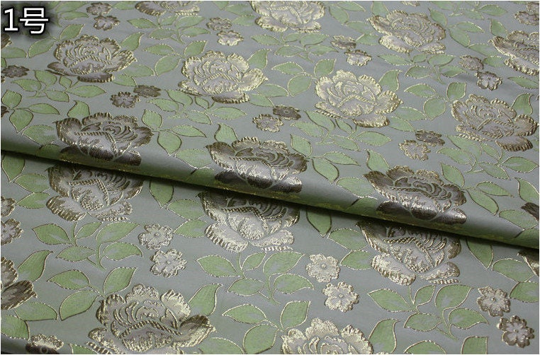 Tissu brocart à pivoines métallisées : motif floral rouge et argent, 75 cm de large