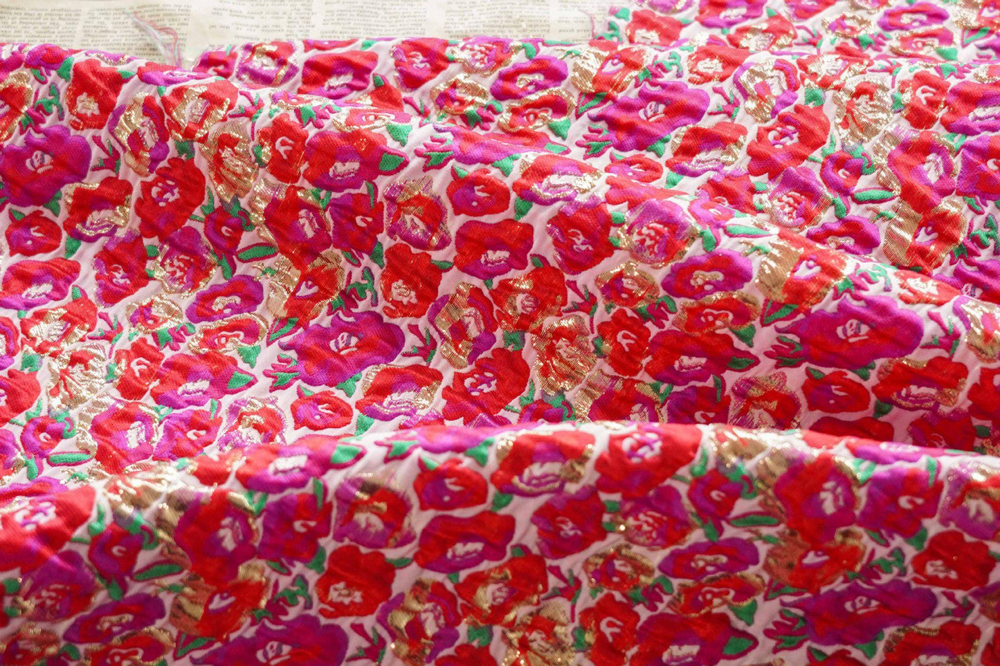 Tissu jacquard floral à fil doré : rouge et rose, 3D, pour ameublement, costumes et décoration - 137 cm de large
