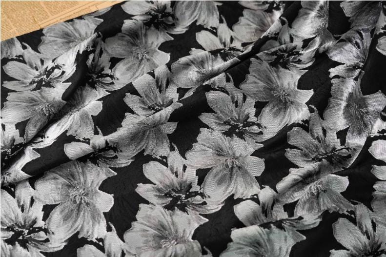 Tissu jacquard à motif floral : mélange soie-rayonne de 150 cm de large