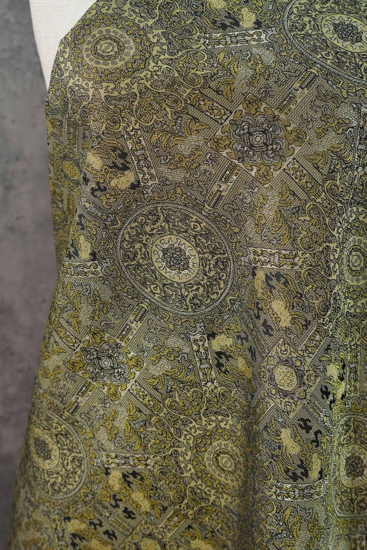 Tissu brocart Ombre Song : Jacquard style chinois à fil d'or (150 cm)