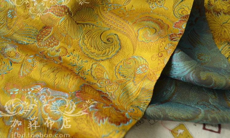 Tissu damassé en brocart de soie : matière tissée de bon augure