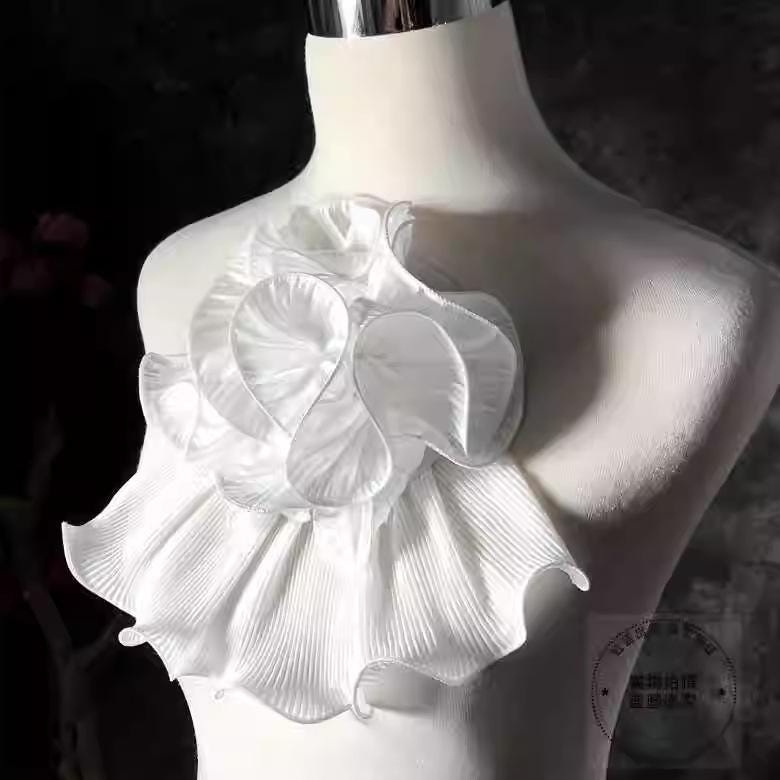 25CM Oversized White Flower Corsage - Performance Clothing, Catwalk Headpiece & Shoulder Decorative Accessories