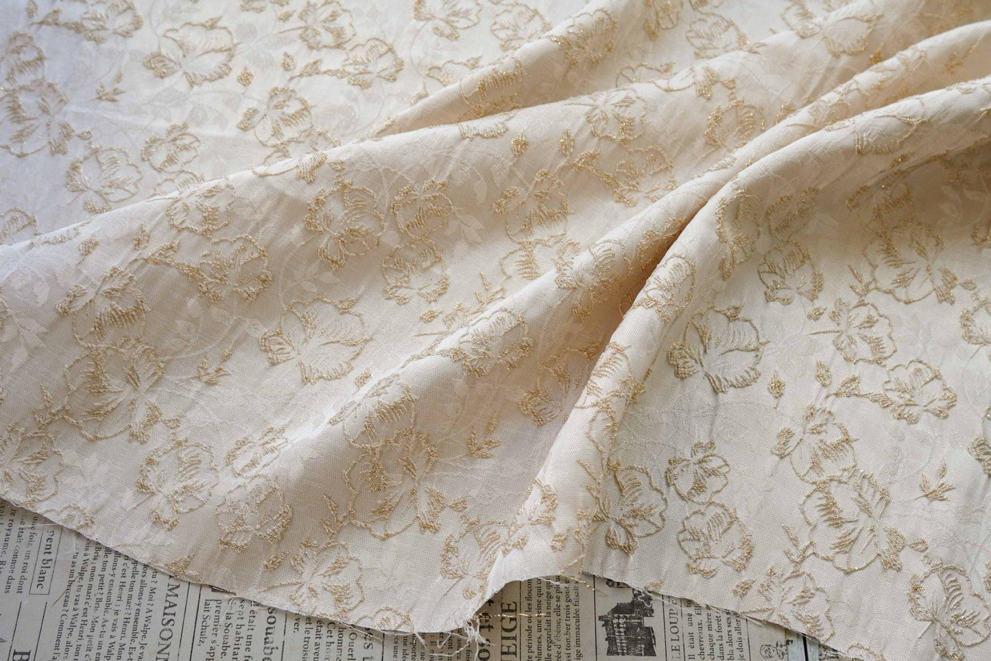 Tissu jacquard à motif floral en relief et fil doré - Brocart texturé de luxe pour ameublement, robes, patchwork, décoration intérieure - Large