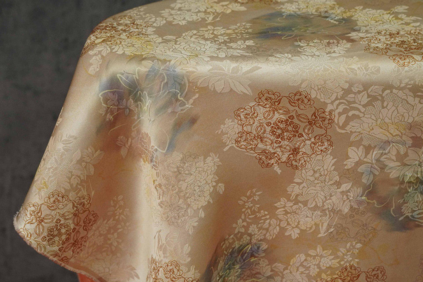 Tissu satiné style palais : imprimé floral, 140 cm de large