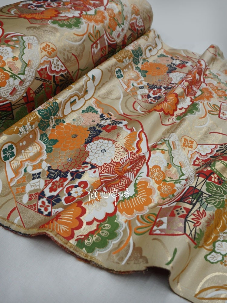 Tissu Kinran de Nishijin Crane : Brocart damassé jacquard doré (largeur : 75 cm)