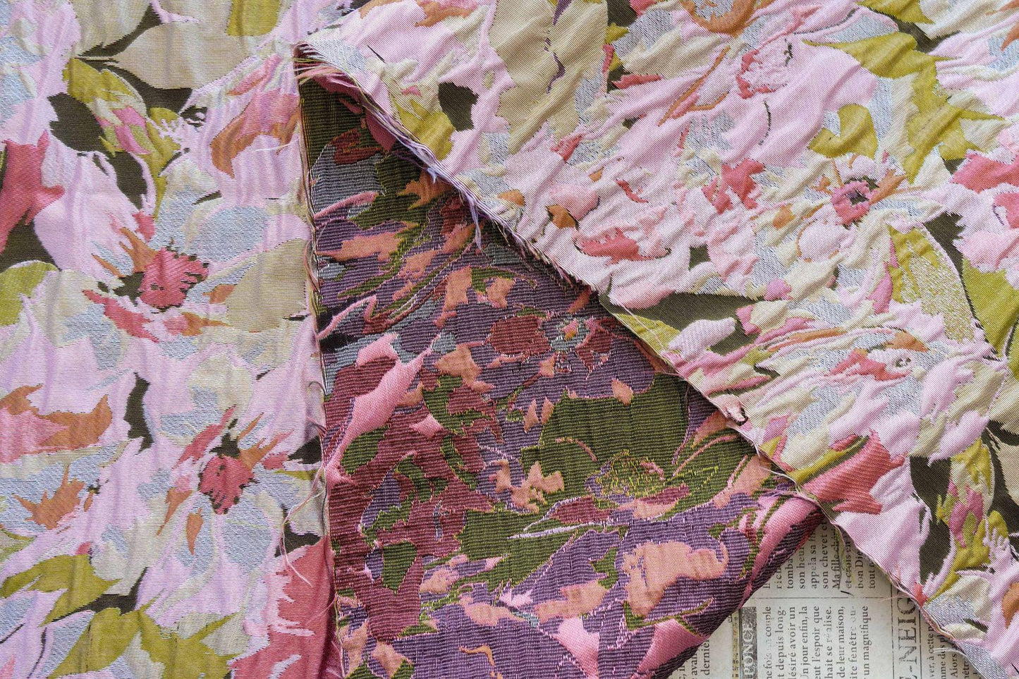 Tissu jacquard à motifs floraux en relief : Matière pour robe champêtre romantique