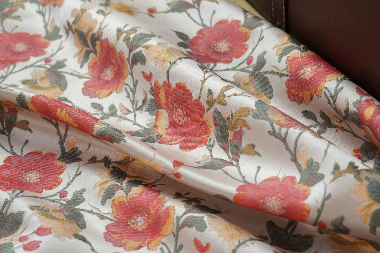 Tissu jacquard à motif floral : lurex tissé aux couleurs vives, 145 cm de large sur 1 mètre de long