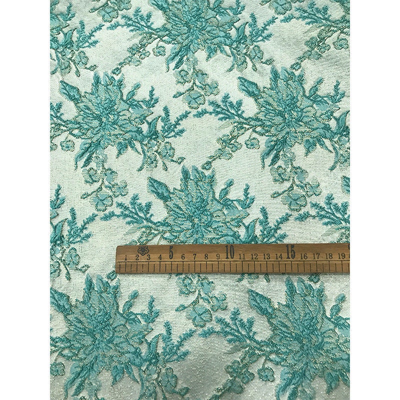 Tissu satiné damassé métallisé : jacquard à motif floral 3D, largeur 145 cm
