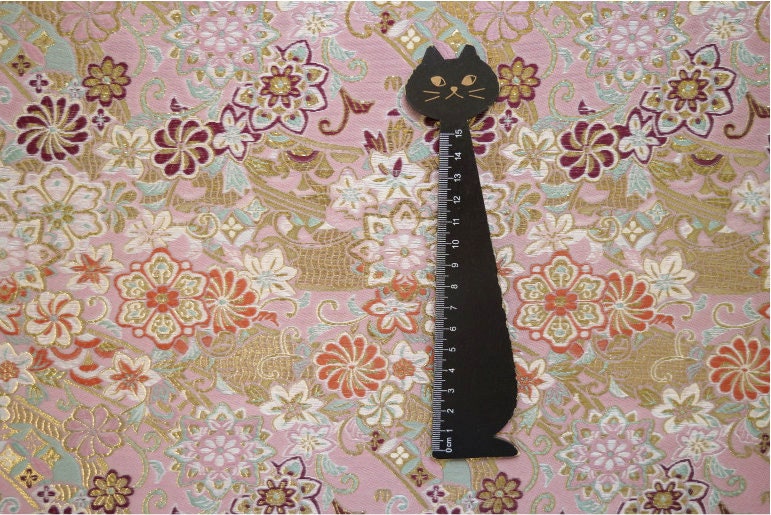 Tissu brocart japonais à fil d'or : Damas floral de bon augure (largeur 60")