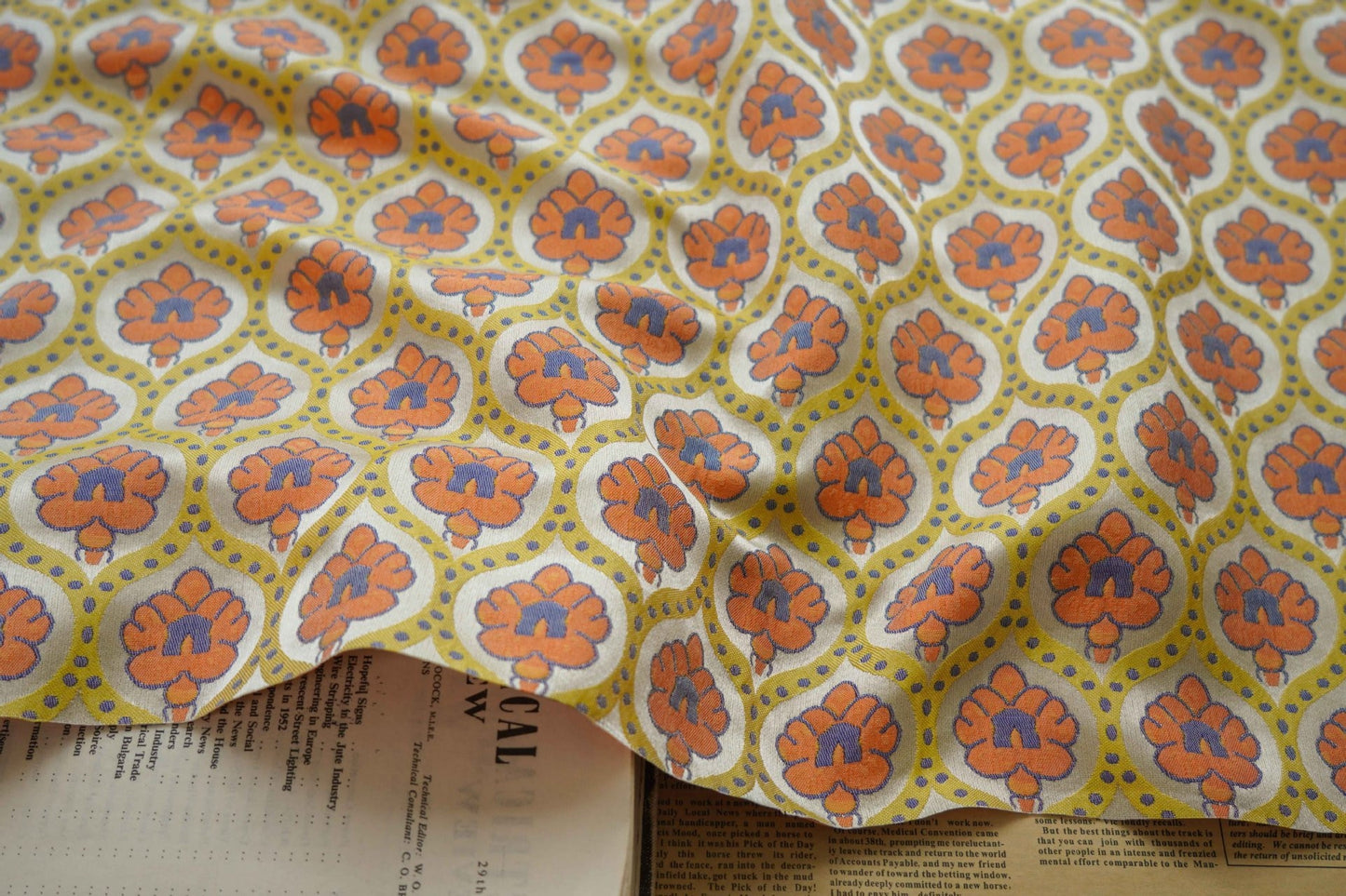 Tissu jacquard réversible : motif rétro orange en relief, 165 cm de large