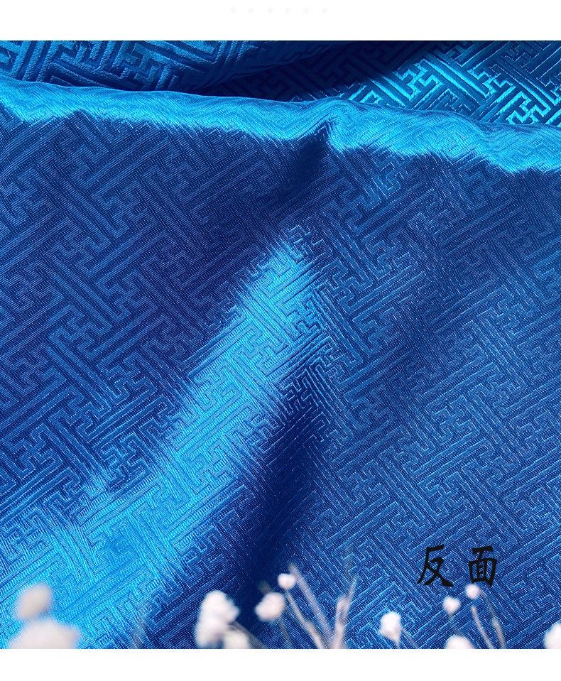 Tissu brocart chinois turquoise : motif frise, 150 cm de large, pour costumes et décoration