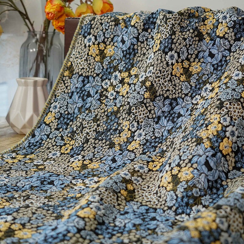Tissu jacquard à motif floral : polyester texturé 3D, largeur 150 cm