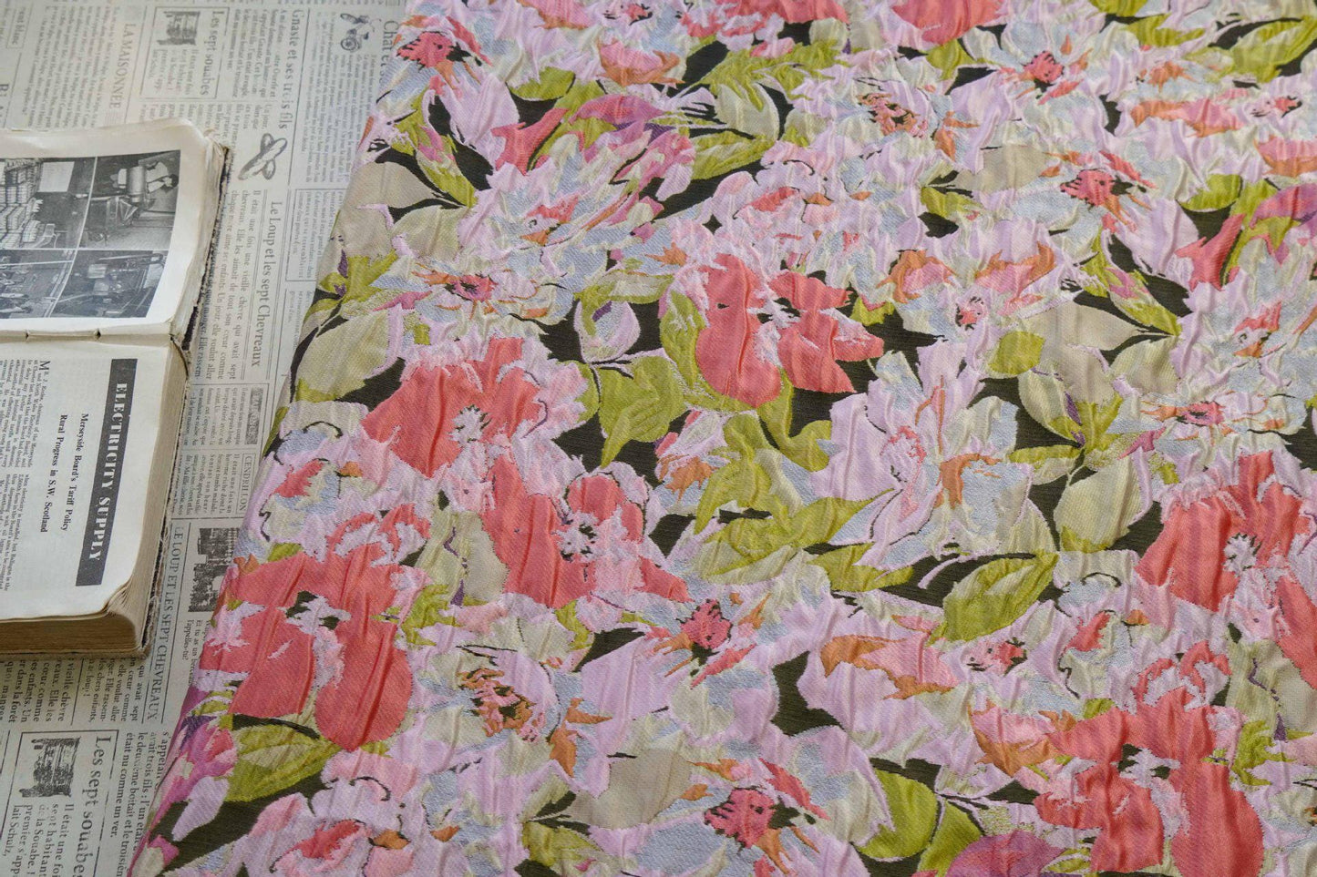 Tissu jacquard à motifs floraux en relief : Matière pour robe champêtre romantique