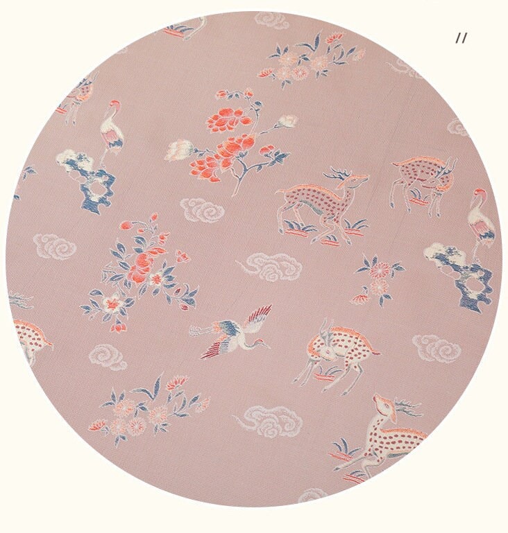 Tissu jacquard à motif cerf Sika : mélange de soie et de rayonne aux reflets colorés