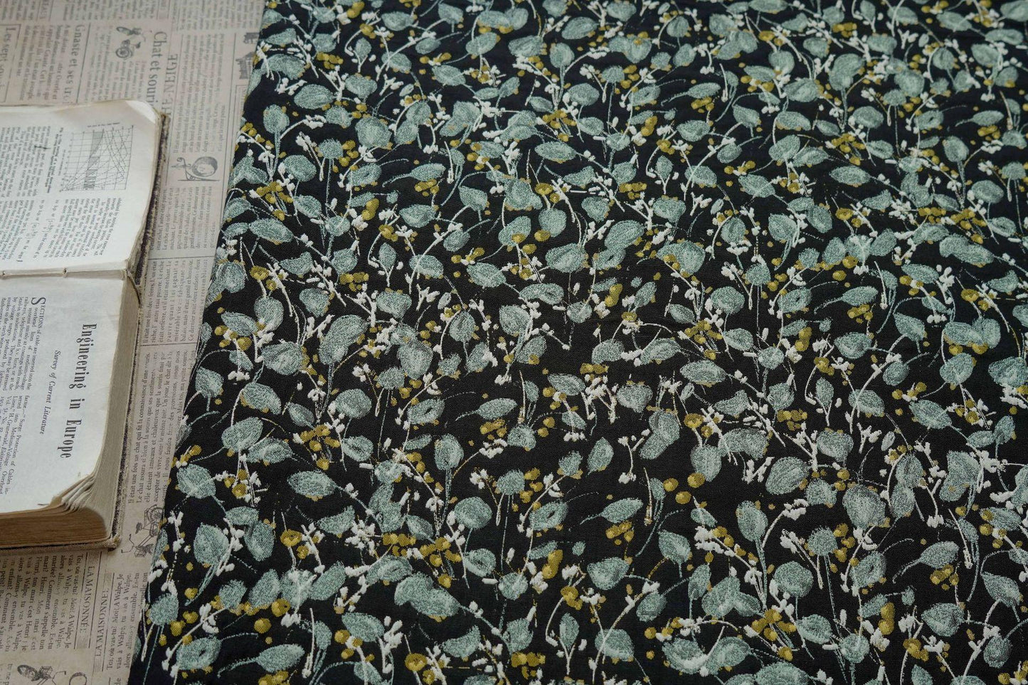 Tissu jacquard tissé à motif floral : revêtement d'ameublement réversible rétro, couture DIY - 140 cm de large