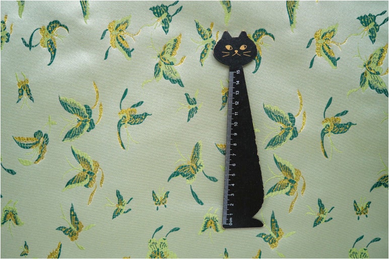 Tissu brocart vert clair à motifs papillons : robe tibétaine, cheongsam, décoration - 150 cm de large