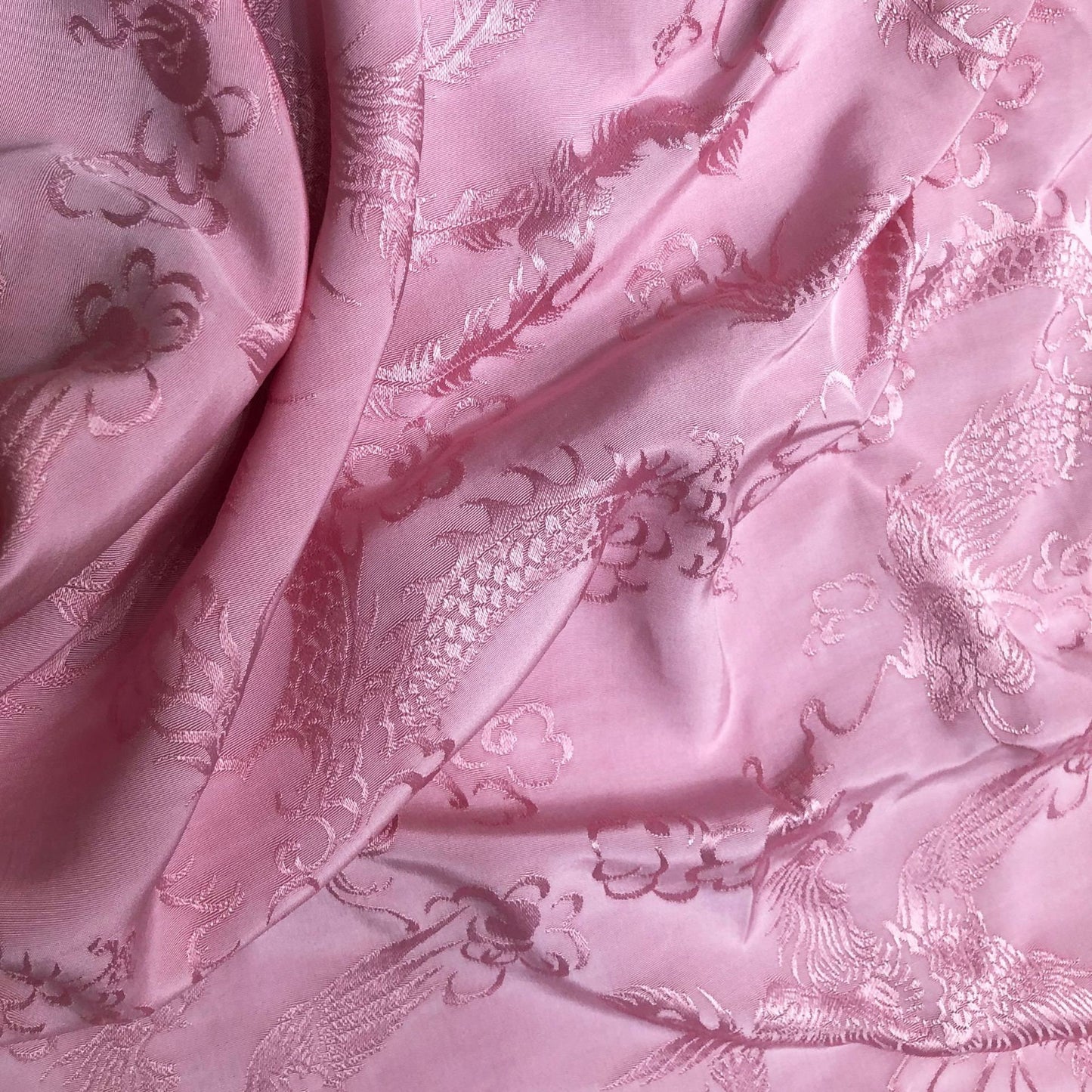 Tissu satin damassé jacquard à motif dragon et phénix rose - 150 cm de large
