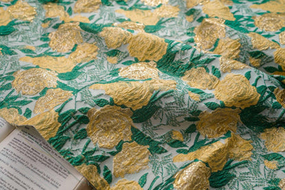 Tissu jacquard à motif floral et fils d'or : texture peinture à l'huile 3D, largeur 140 cm