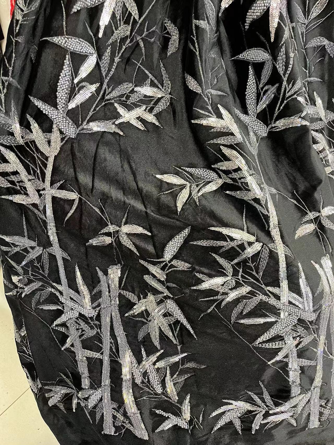 Tissu velours perlé : motif de pilier brodé de 43 pouces de large