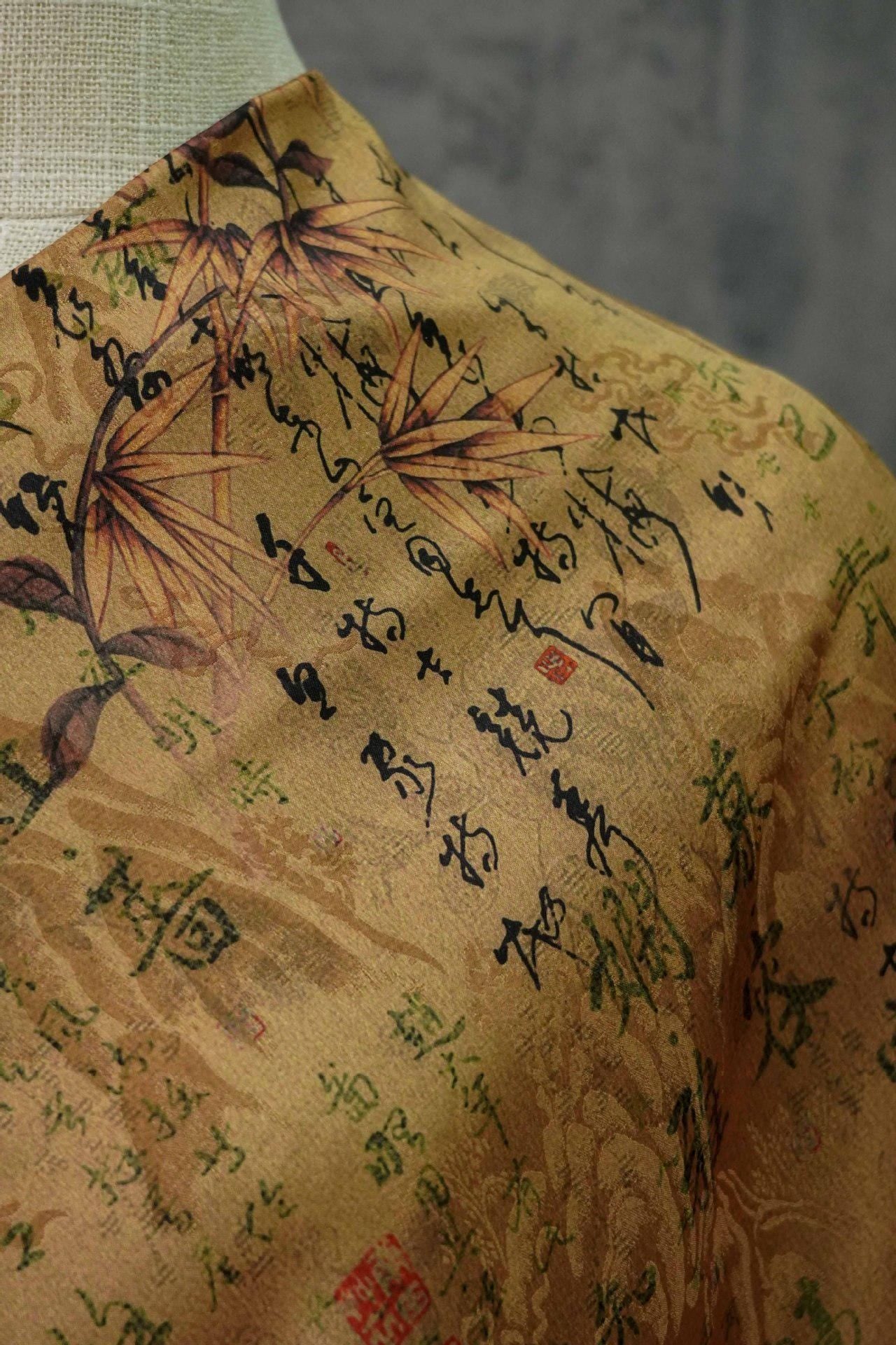 Tissu satiné à motifs de poésie chinoise : gaze cantonaise gambierée (150 cm de large)