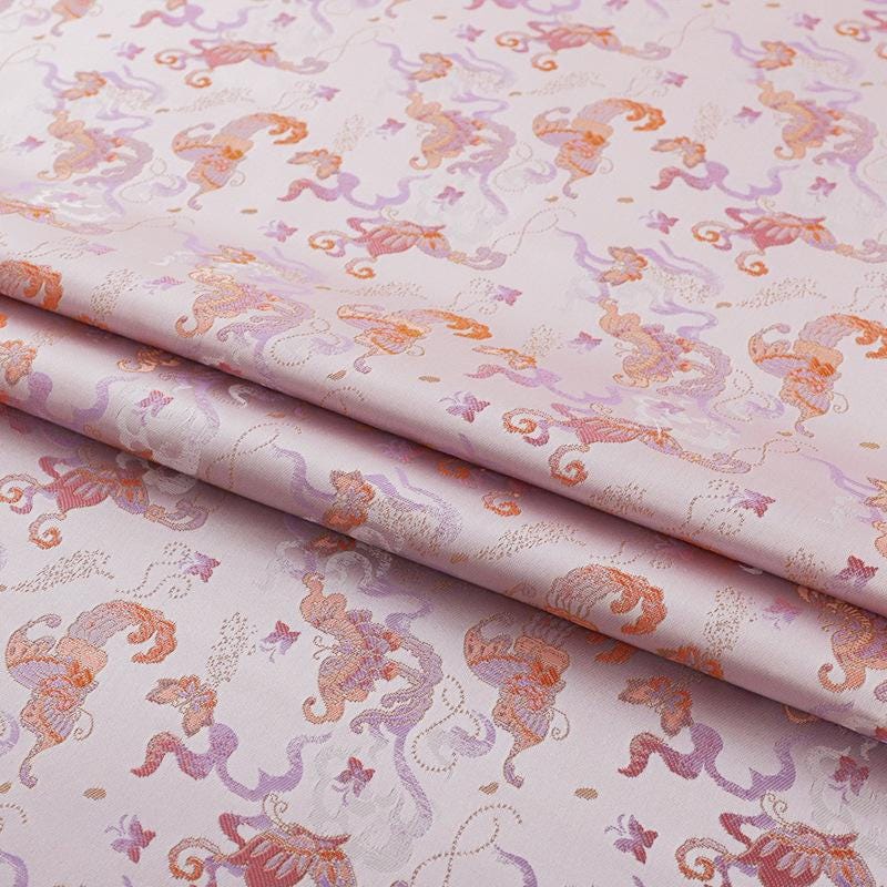 Tissu de kimono Nishijin rose clair : brocart papillon à fil d'or (59" de large)