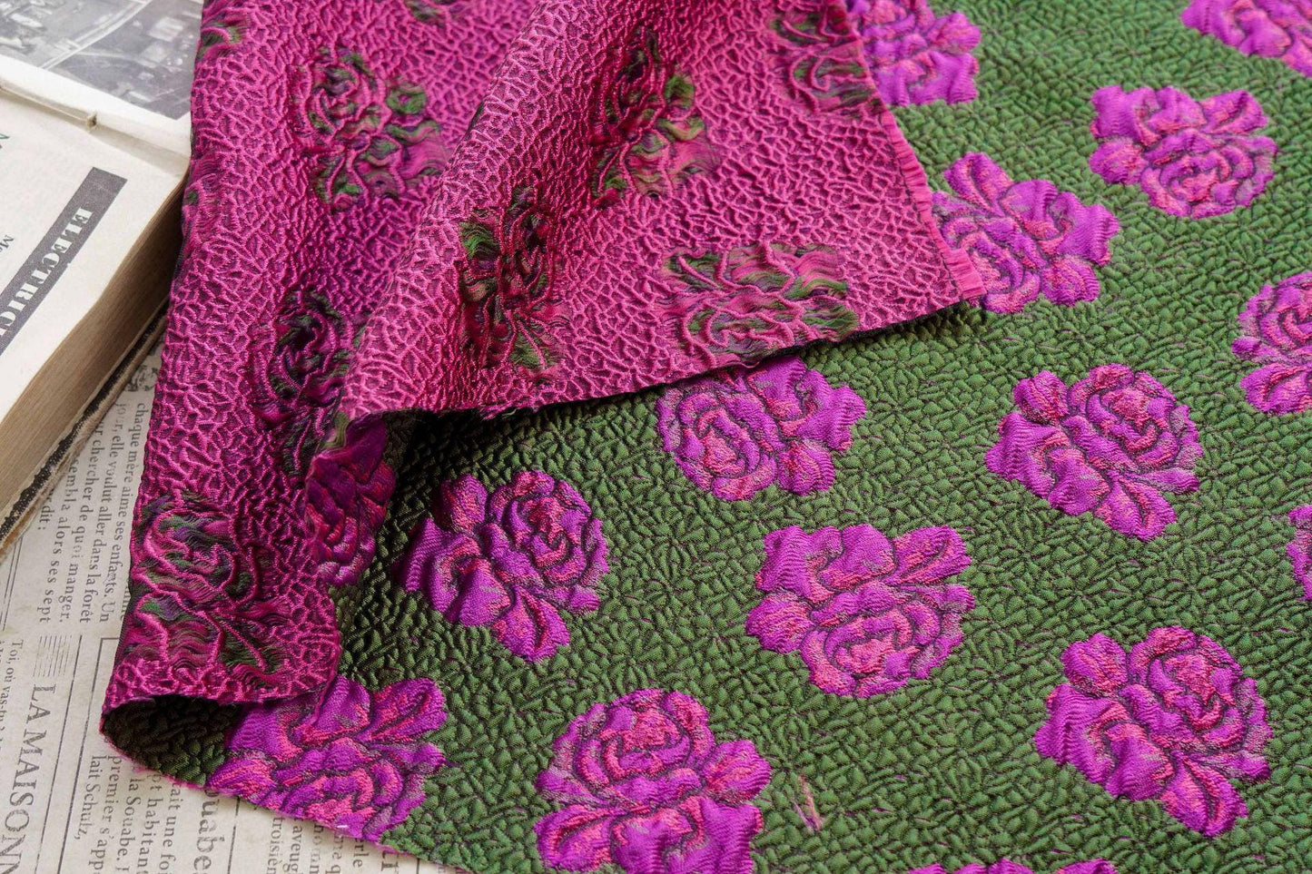 Tissu jacquard Rose Verte : Damas floral en relief 3D, 140 cm de large