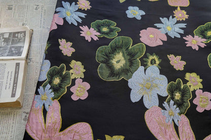 Tissu brocart floral à fils d'or : Robe élégante, ameublement et décoration d'intérieur