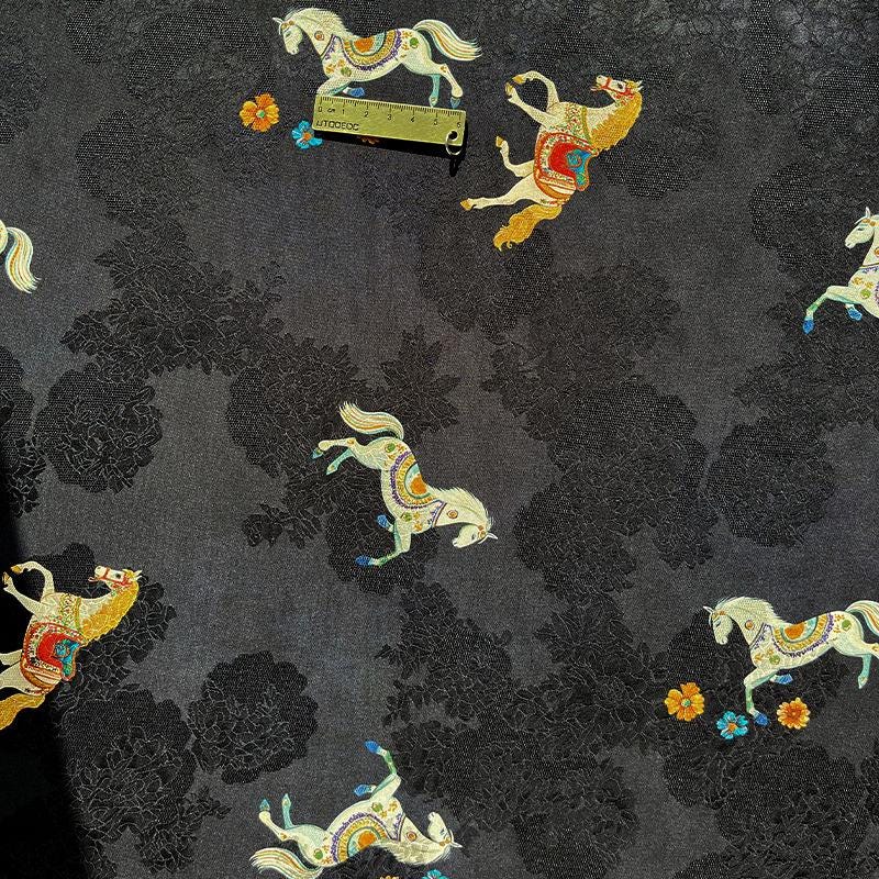 Tissu à motif de cheval au galop rouge et noir | Imprimé animal équestre, 150 cm de large