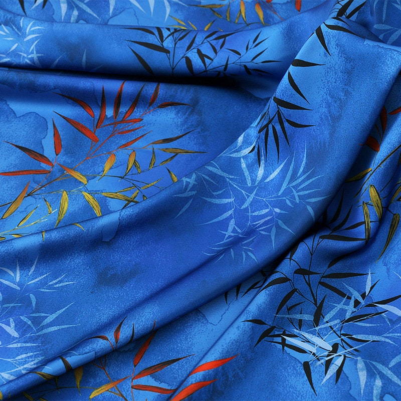 Tissu imprimé floral bambou : mélange de polyester et d’élasthanne bleu, 150 cm de large
