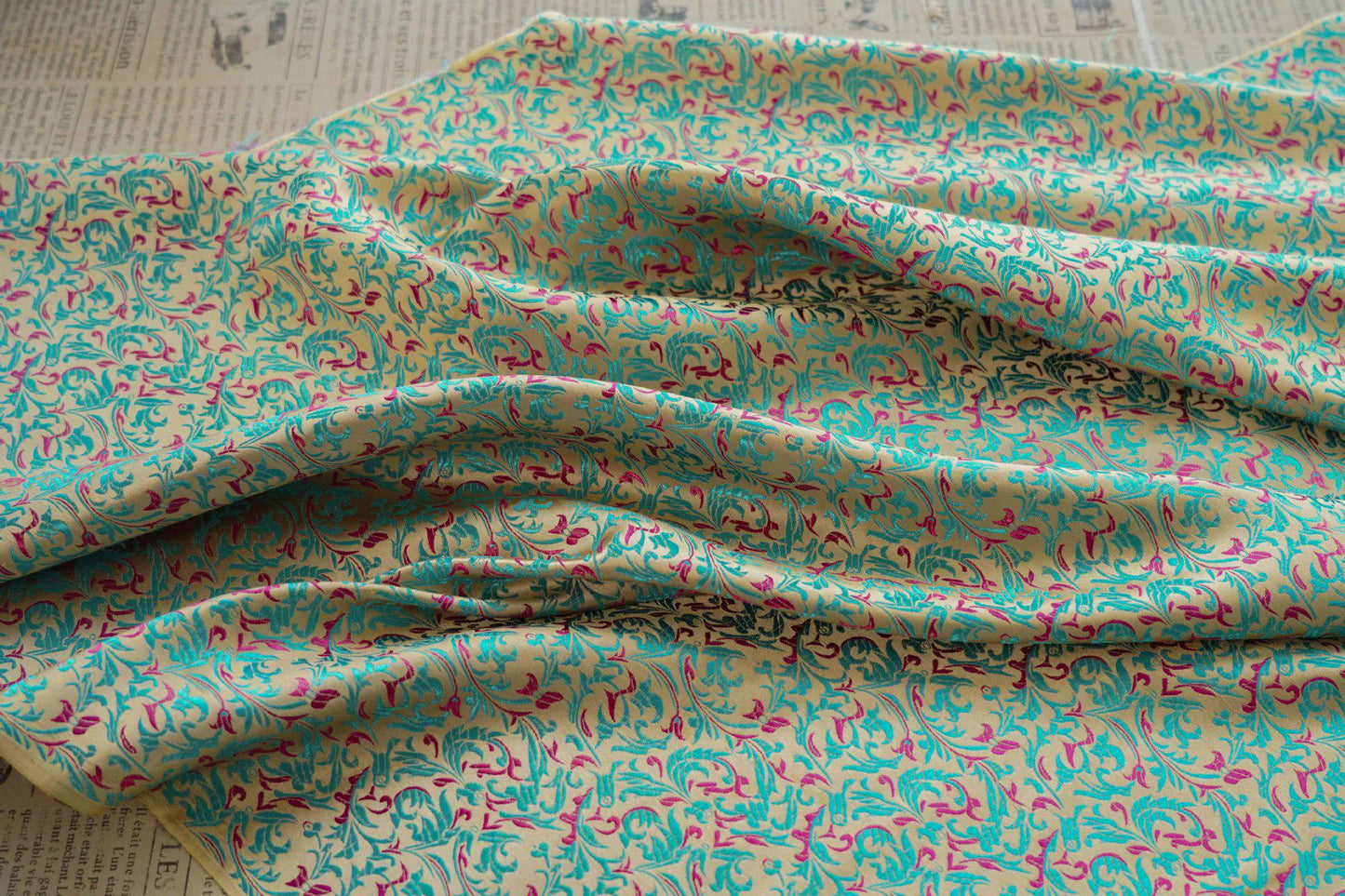 Tissu brocart bleu sarcelle et violet : jacquard Renaissance, 150 cm de large