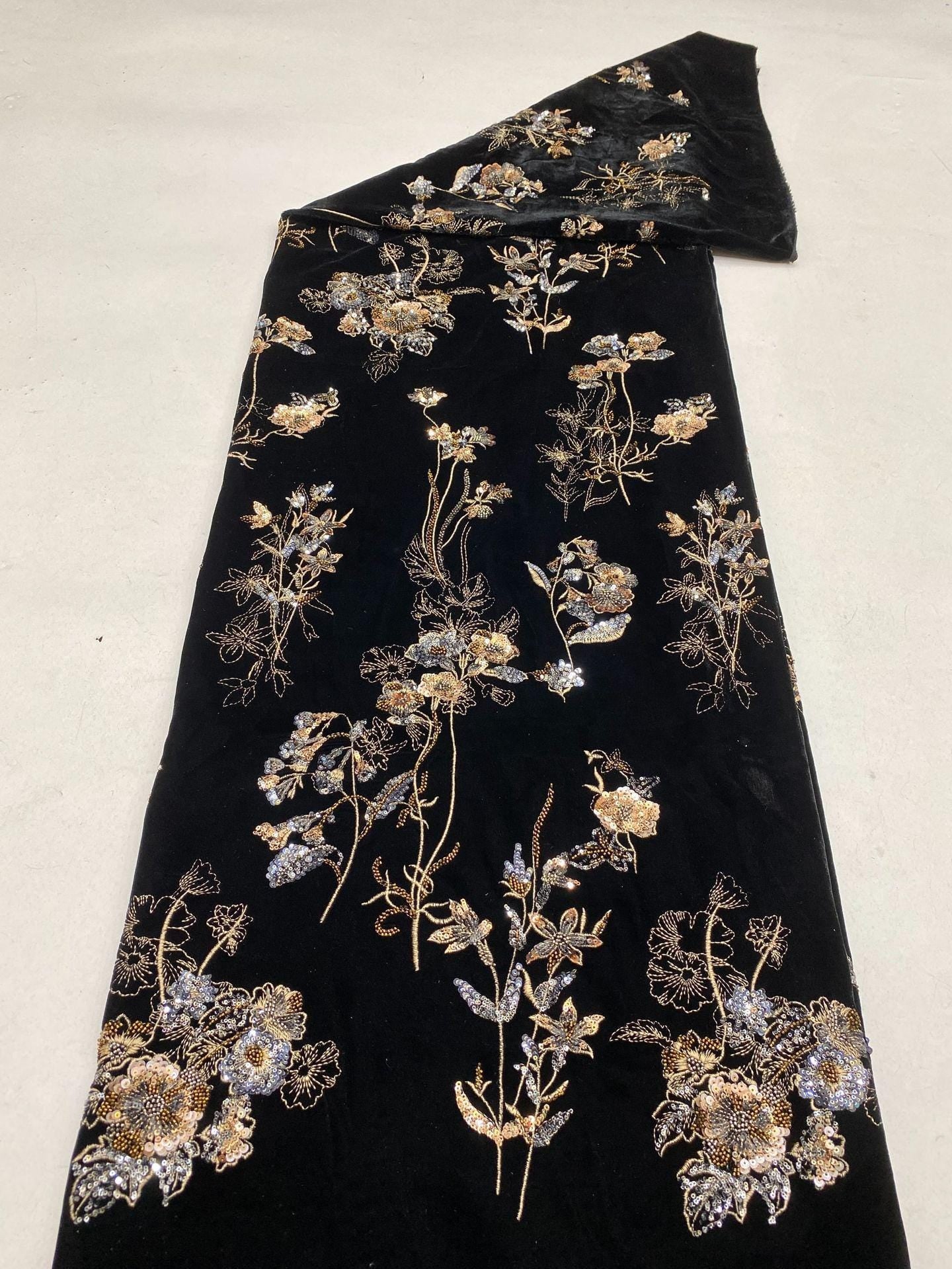 Tissu velours à sequins perlés ��� Broderie florale Desi" Large