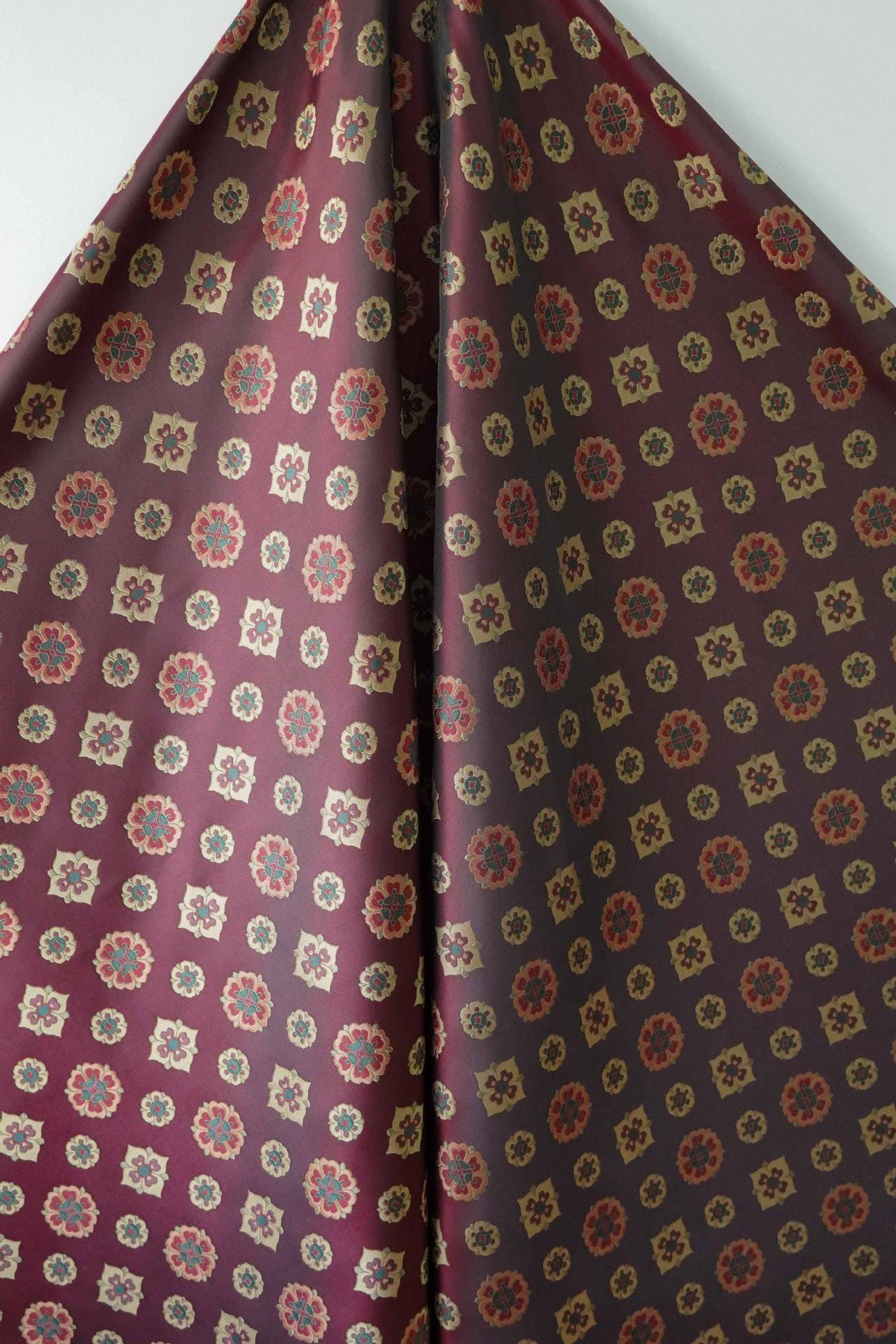 Tissu jacquard à motif de fleurs de pipa orientales avec accents dorés ��� Brocart de luxe Large