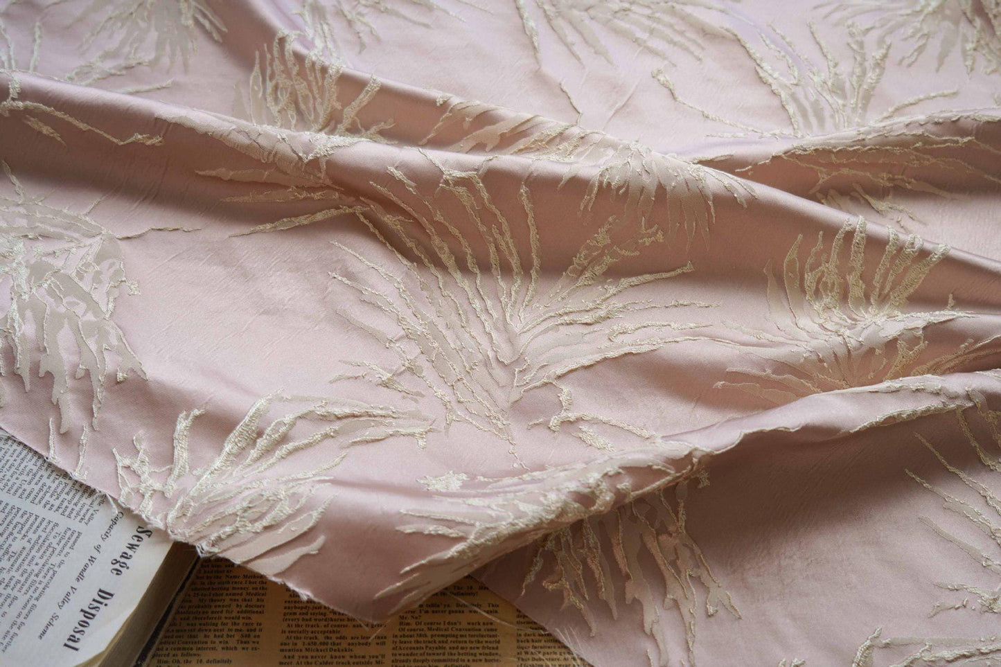 Tissu jacquard brodé : 140 cm de large, motif floral en fil d'or