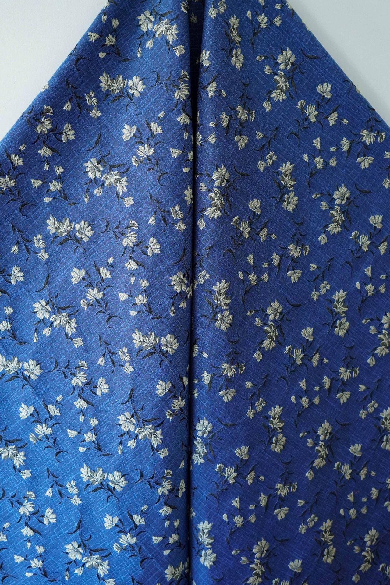 Tissu jacquard floral japonais : Tissu d'ameublement rétro bleu (160 cm de large, vendu au mètre)