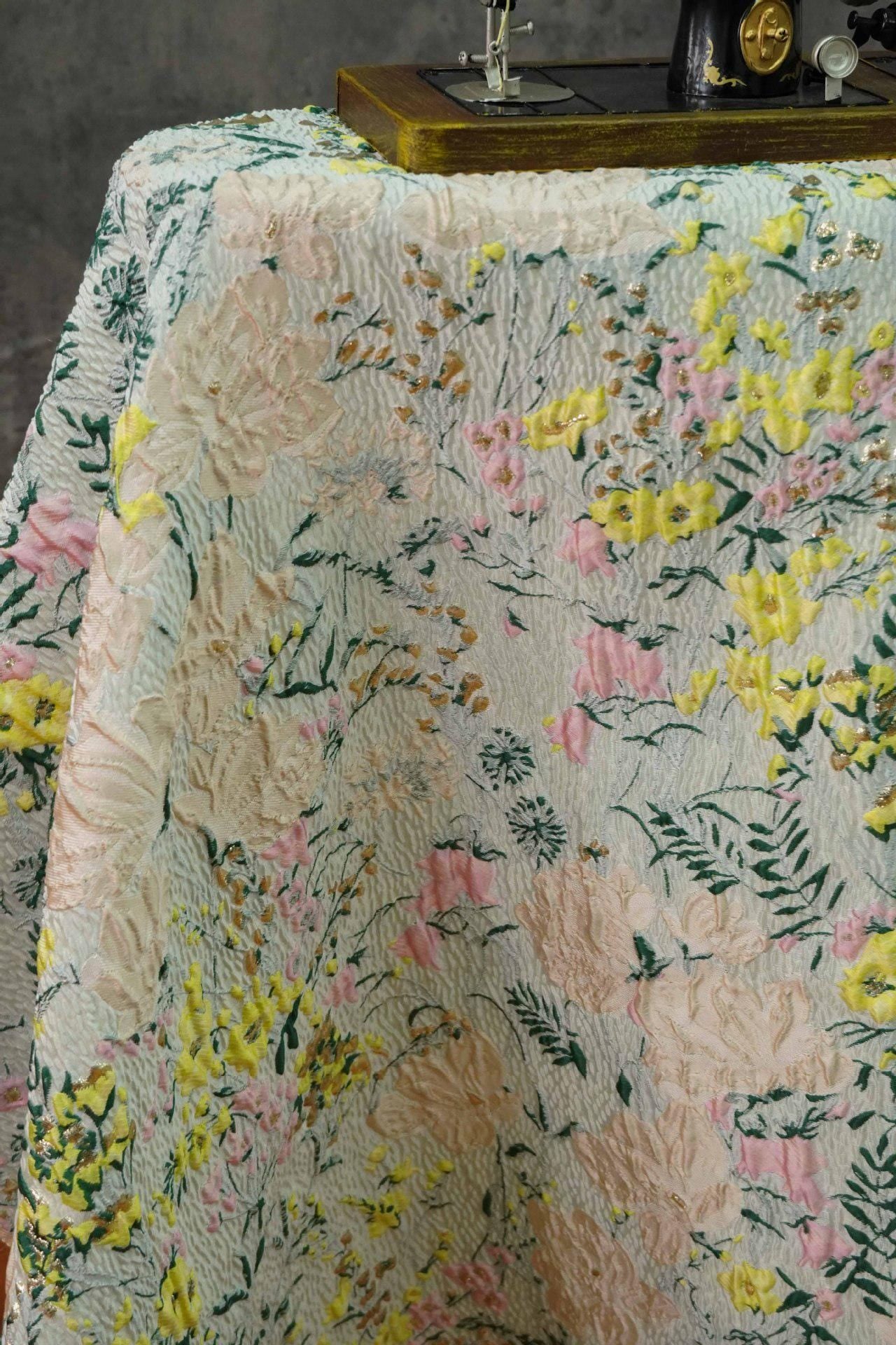 Tissu jacquard floral réversible : Rayonne/Polyester tissé en relief 3D, 137 cm de large