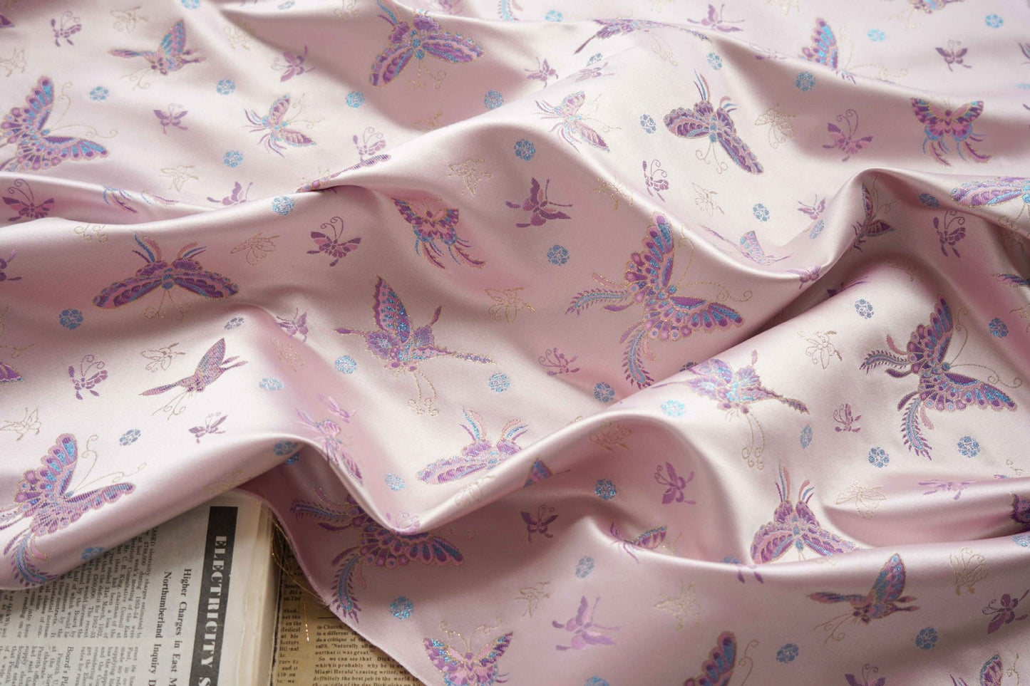 Tissu Butterfly Gold Thread : 150 cm de large, polyester tissé orné