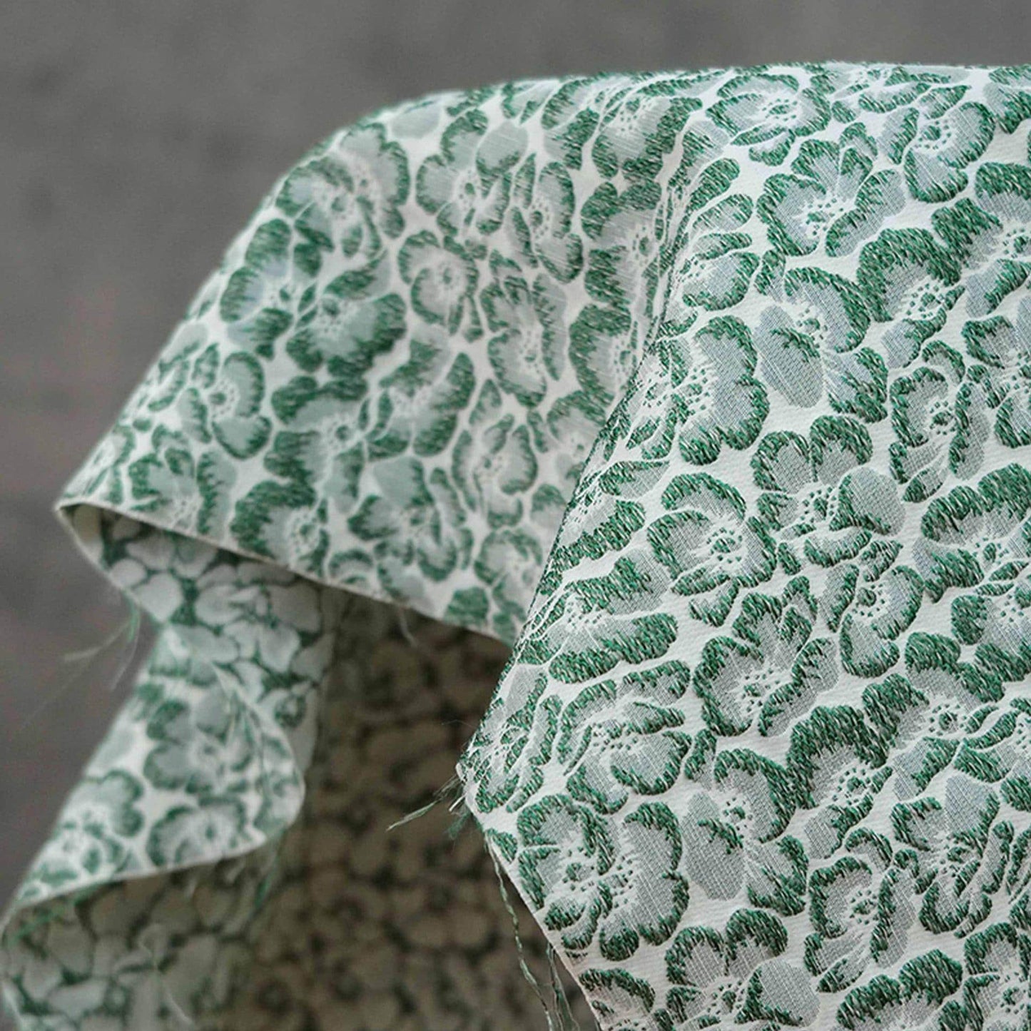 Tissu jacquard à motif floral en relief : mélange de rayonne bleu azur, 152 cm de large
