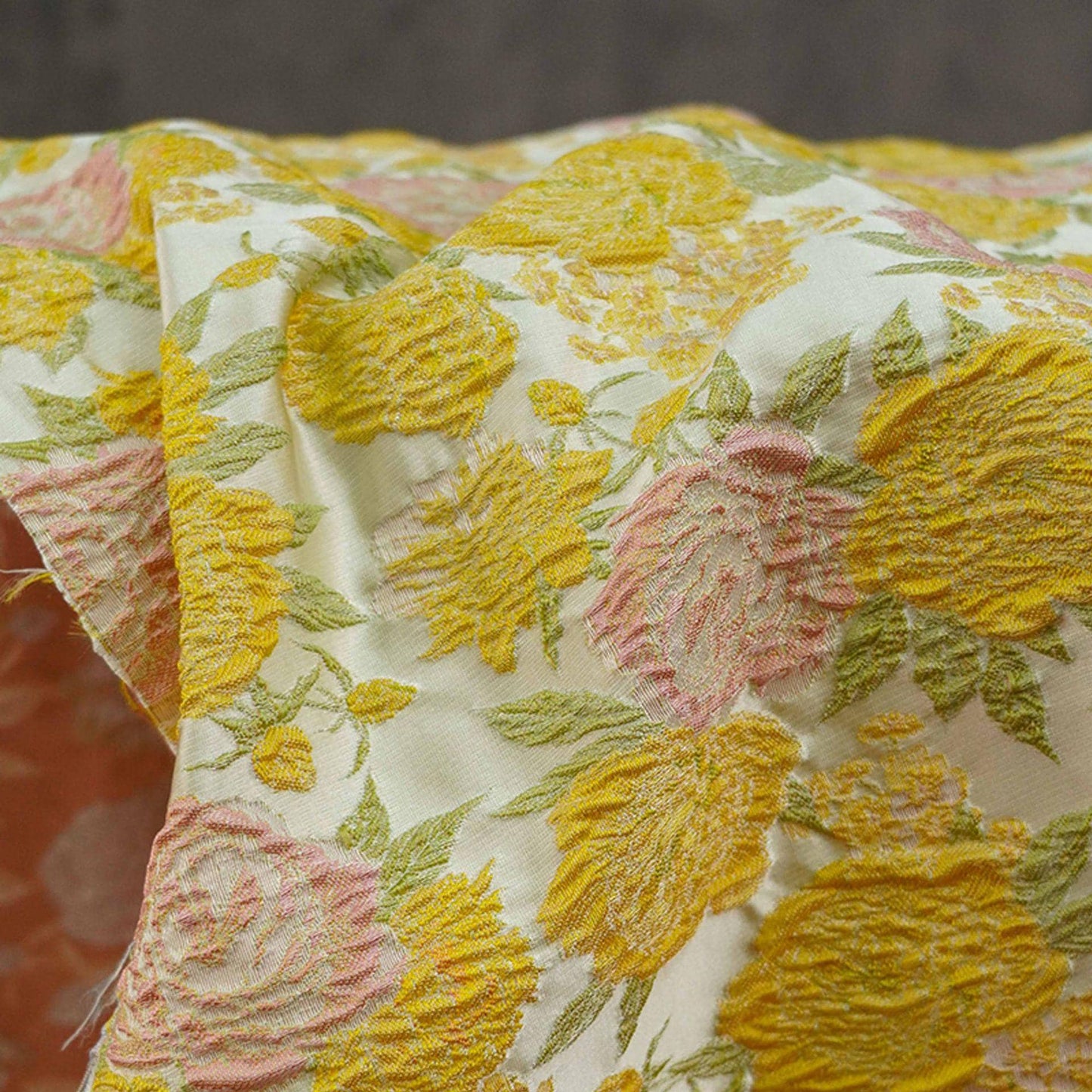 Tissu jacquard à roses en relief « Revêtement floral style campagne française » Large